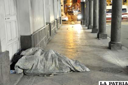 Indigentes prefieren dormir en la calle y no en el albergue temporal