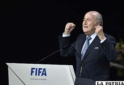 Joseph Blatter asegura que solo puso su cargo a disposición del Congreso de la FIFA /emol.com