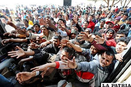 Refugiados, esperan ser acogidos en Italia o Grecia /burbuja.info