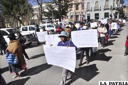 Marcha que protagonizaron comunarios de Socamani ayer por la mañana