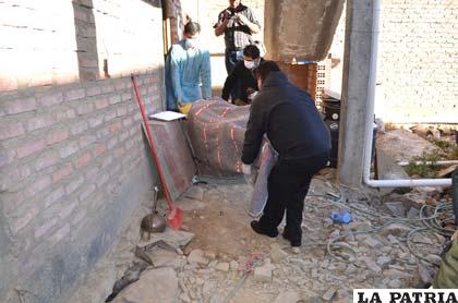 El cuerpo del súbdito chileno es sacado del dormitorio rumbo a la morgue