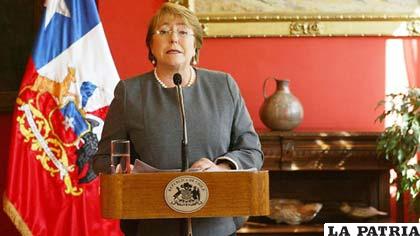 Bachelet baja cuatro puntos su nivel de aprobación y también sube el rechazo en julio /t13.cl