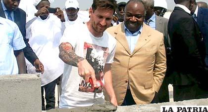 Messi ayudó a colocar la primera piedra para la construcción de un estadio en Gabón /marca.com