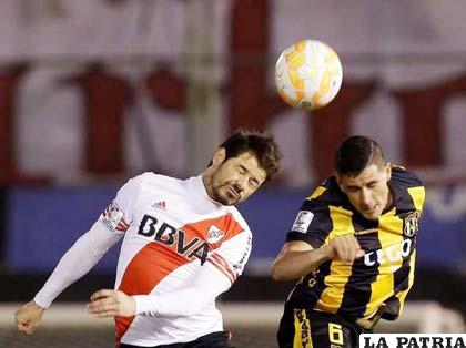 La acción del partido que se disputó anoche en Paraguay /ole.com