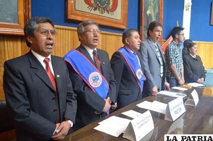 Autoridades de la UTO durante la ceremonia de la Autonomía Universitaria
