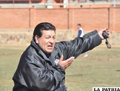 El entrenador de San José, Víctor Barrientos