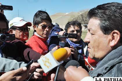 Víctor Barrientos durante la improvisada conferencia de prensa