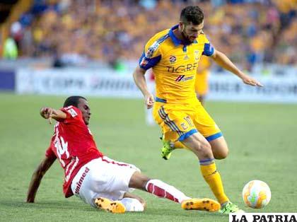 La acción del partido que se disputó anoche en Monterrey /ole.com