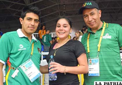 Carola Loma, en la foto, junto a los entrenadores Ismael Carrasco 
y Conrado Moscoso /WALTER CHALLP