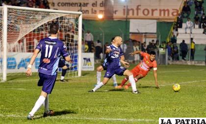 La acción del cotejo que se disputó anoche en Montero /APG