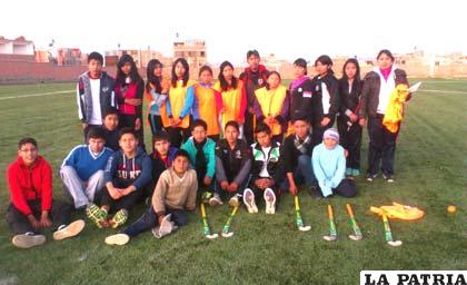 Deportistas orureños dedicados a la práctica del hockey