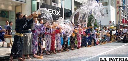 Los japoneses echan agua al aire para refrescarse como parte de un ritual contra el calor /indicepolitico.com