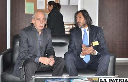 El abogado Jaime Tapia junto a Carlos Chávez /APG