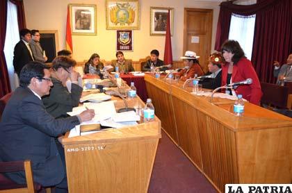 Concejales en sesión analizaron la modificación presupuestaria formulada por el Ejecutivo