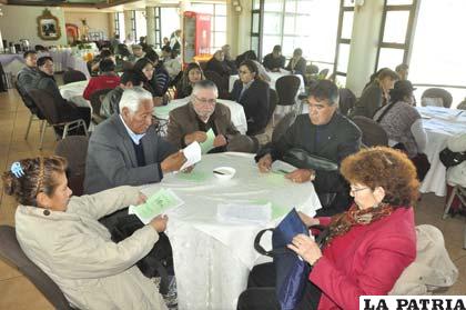 Concejales, ciudadanos y periodistas durante el relanzamiento de la Carta Orgánica