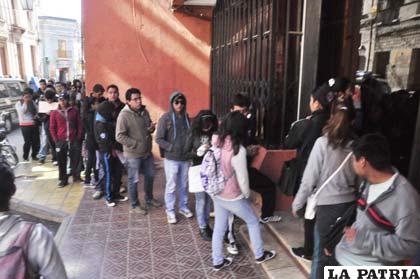 Las filas en el Tesoro Universitario fueron una característica esta semana