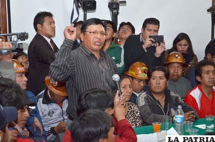 El representante cívico potosinista, Johnny Llally, antes de romper el diálogo con el Gobierno /ABI
