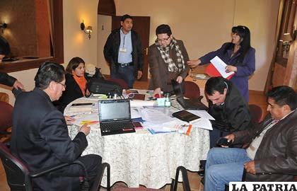 Vocales del Tribunal Supremo Electoral en la casa campestre de Cochabamba
