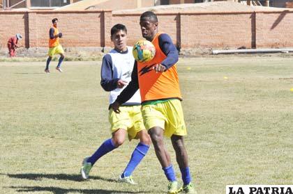 Andaveris con el balón ante la marca de Ferrufino