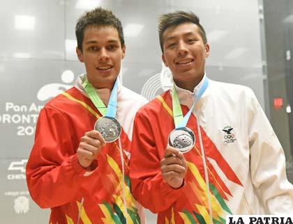 Ronald Keller y Conrado Moscoso con la medalla de plata /WALTER CHALLAP
