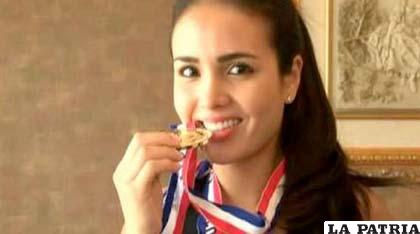 Vargas con la medalla de plata que ganó para Argentina /SANJUAN8.COM