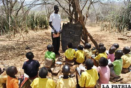 Los niños en Kenia pasaban clases al aire libre /fundacionvipeika.org