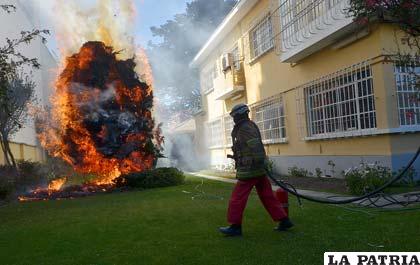 Incendio en la Embajada de Alemania ocasionada por disturbios entre potosinos y policías /APG