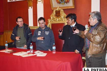Autoridades y protagonistas durante la presentación de los libros