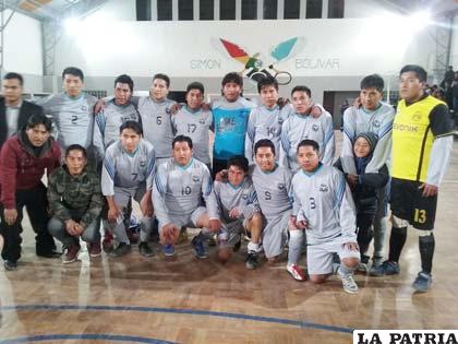El equipo campeón del torneo interpromociones del colegio Bolívar