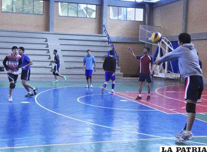 Durante el entrenamiento del seleccionado orureño