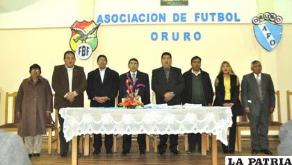 Directivos de la AFO en el acto de conmemoración al 94 aniversario de esa entidad