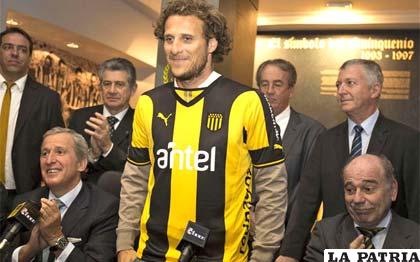 Diego Forlán con la casaca 