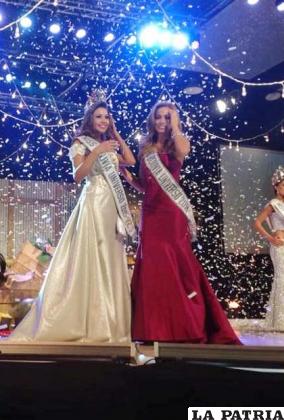 Paola Schneider (izq) es Miss Bolivia Universo 2015, a momento de recibir la corona de su antecesora Romina Rocamonje /PROM. GLORIA