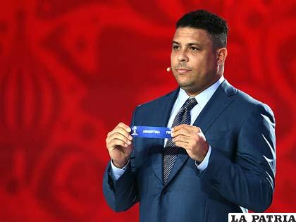 Ronaldo fue el encargado de mostrar los bolos /FOXSPORTSLA.COM