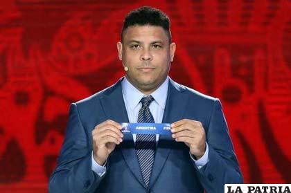 Ronaldo muestra el bolo de Argentina /FOXSPORTSLA.COM