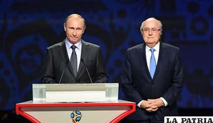 Vladímir Putin junto a Joseph Blatter /tvn-2.com