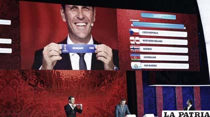 El momento en que Oliver Bierhoff muestra el cartel de Alemania en el sorteo que se realizó en la víspera /eurosport.com