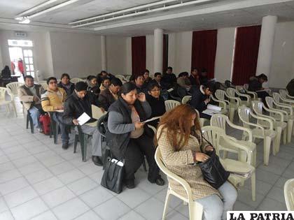 Socializan proyectos de salud a representantes de municipios