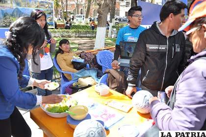 Jóvenes muestran la cultura de sus países