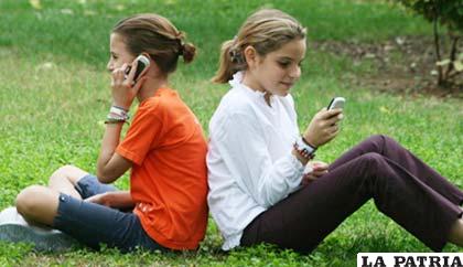 Los padres deben enseñar a sus hijos para qué son los celulares