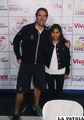 Yolanda Echenique junto al 
expositor Gustavo Esvan