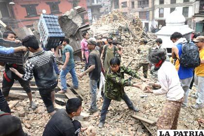 Nepal aprobará su constitución luego de sufrir  terremoto que dejó casi 9.000 muertos /losandes.com.ar