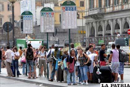Personas hacen cola en una parada de autobuses situada junto a la estación de trenes de Termini en Roma /yimg.com