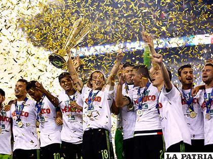 El festejo de los jugadores mexicanos por lograr el título /foxsportsla.com