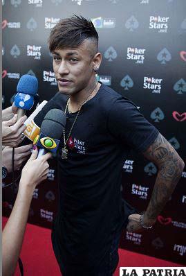 Neymar dialoga con la prensa /hoy.com