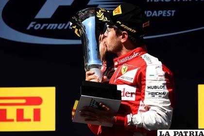 El alemán Sebastian Vettel con el trofeo de campeón /univision.com
