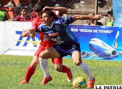 Hurtado, jugador de Blooming con el balón /APG