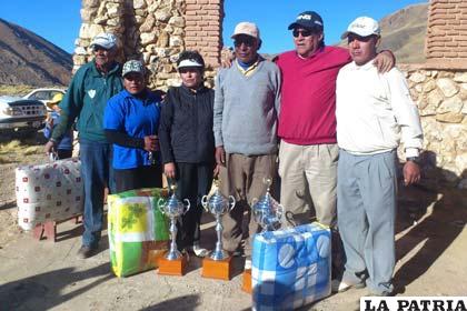 Los ganadores de la competencia de golf que se realizó el domingo en Huanuni