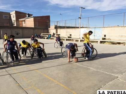 Acción del encuentro final donde Rodantes terminó con la victoria para consagrarse campeón