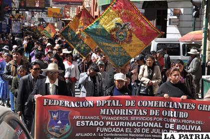 Comerciantes festejaron con un desfile y posterior acto protocolar